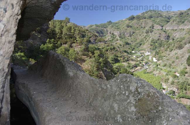 Aus dem Fels gehauene Wasserleitung